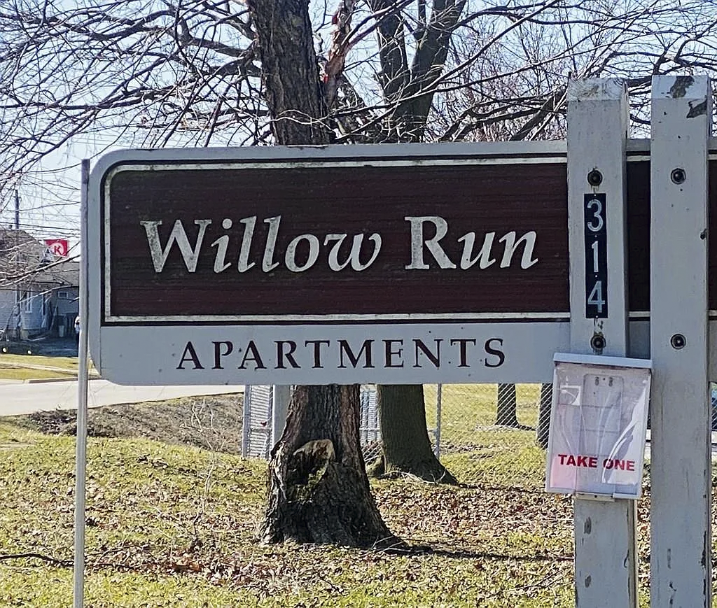 Willow Run Apartments Sign